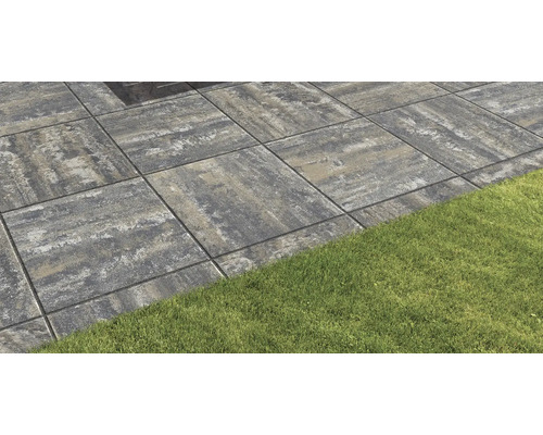 Verlegte Pflastersteine auf einer Fläche mit Rasen