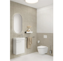 Salle de bain lumineuse avec meuble-lavabo, miroir, toilettes et porte-serviettes
