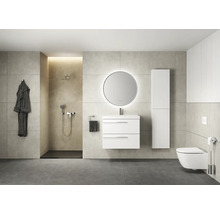 Salle de bains avec douche, meuble-lavabo avec miroir, toilettes et peignoir
