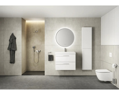 Salle de bains avec douche, meuble-lavabo avec miroir, toilettes et peignoir