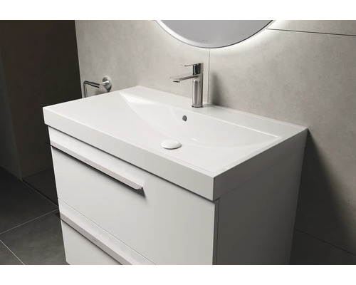 Meuble-lavabo blanc avec lavabo et robinetterie dans une salle de bains
