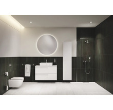 Salle de bain moderne avec toilettes, lavabo, miroir et douche