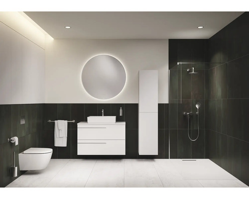 Salle de bain moderne avec toilettes, lavabo, miroir et douche
