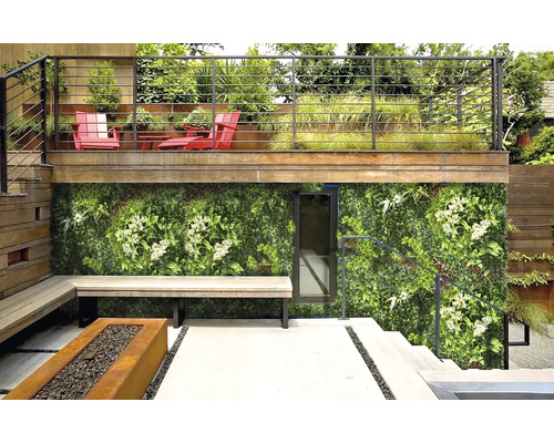 Aussenbereich mit Grünwand, Sitzbank und Feuerstelle