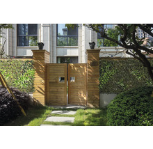 Portail en bois avec haie artificielle et décoration pour le jardin