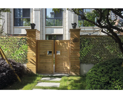 Portail en bois avec haie artificielle et décoration pour le jardin