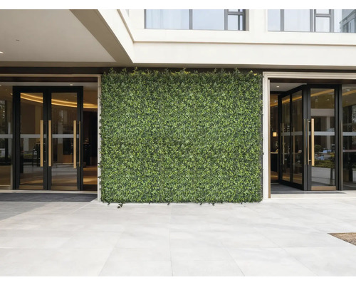 Fassade mit künstlicher Hecke und Eingangsbereich mit Glastüren