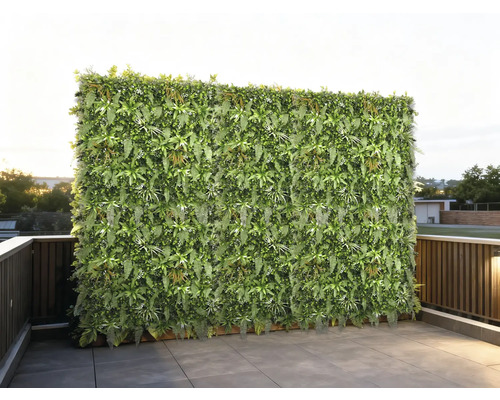 Grosse grüne Pflanzenwand auf einer Terrasse mit Fliesen