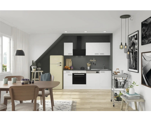 Helle Küche mit Esstisch und Stühlen