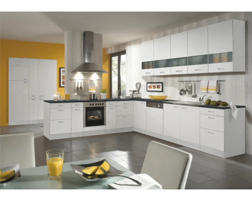 Cuisine lumineuse avec armoires, plans de travail et appareils électroménagers blancs