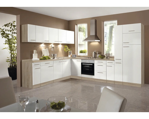 Cuisine lumineuse avec armoires blanches et plans de travail en bois