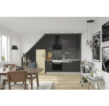 Salle à manger lumineuse avec table et kitchenette dans un style moderne.