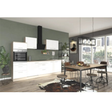 Cuisine moderne avec table à manger et chaises dans une pièce lumineuse.