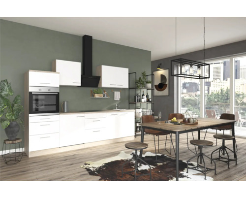 Cuisine moderne avec table à manger et chaises dans une pièce lumineuse.