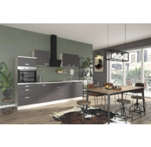 Cuisine lumineuse avec kitchenette, hotte aspirante et table à manger avec chaises