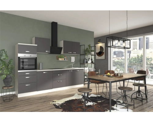 Cuisine lumineuse avec kitchenette, hotte aspirante et table à manger avec chaises