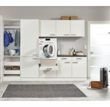 Heller Waschraum mit Waschmaschine, Regalen, Schränken und Wäschekorb