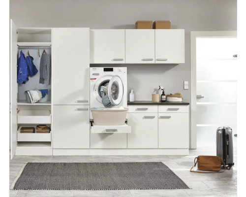 Buanderie lumineuse avec machine à laver, armoires et étagères pour produits de lessive et linge