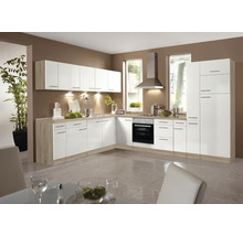 Cuisine lumineuse avec placards blancs, structure en bois et hotte en acier inoxydable