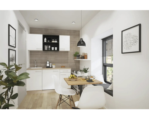 Helle Küche mit Esstisch und Stühlen, Küchenschränken und Dekorationen.