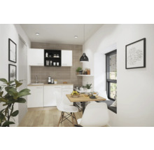 Helle Küche mit Essbereich, weißen Schränken und Holztisch