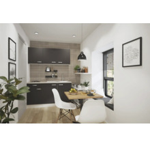 Cuisine lumineuse avec table à manger, chaises et armoires de cuisine.