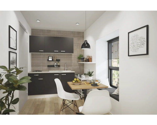 Cuisine lumineuse avec table à manger, chaises et armoires de cuisine.