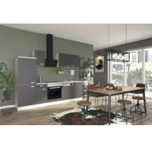 Moderne Küche mit Esstisch und Stühlen in einem hellen und geräumigen Ambiente.