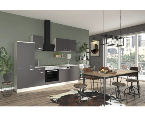 Helle Küche mit Esstisch und Stühlen