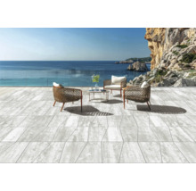 Terrasse mit Bodenplatten, Sitzgruppe und Meerblick