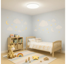Chambre d'enfant lumineuse avec lit, étagère et plafonnier