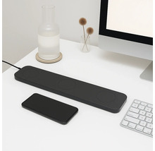 Schreibtisch mit Ladestation für Mobiltelefone