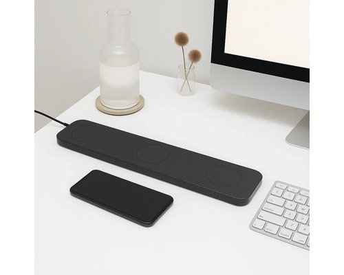 Schreibtisch mit Ladestation für Mobiltelefone