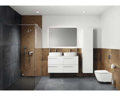 Salle de bains moderne avec douche, double vasque, miroir et toilettes.
