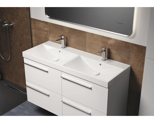 Doppelwaschtisch mit Unterschrank und Spiegel im Badezimmer