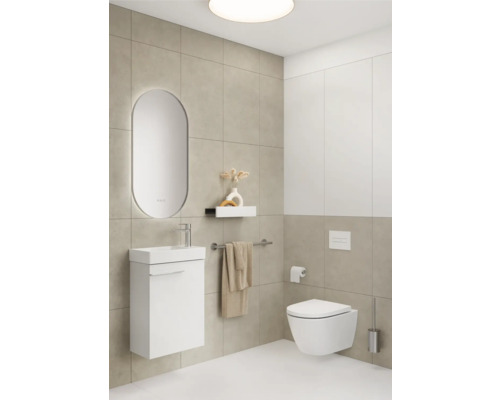 Salle de bains moderne avec lavabo, miroir et WC suspendu