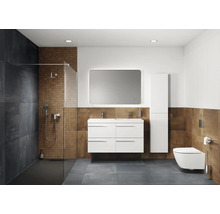 Salle de bains avec douche, lavabo, miroir, toilettes et carrelage
