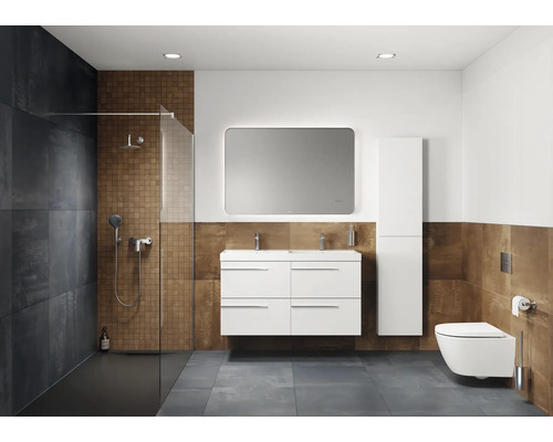 Salle de bains avec douche, lavabo, miroir, toilettes et carrelage