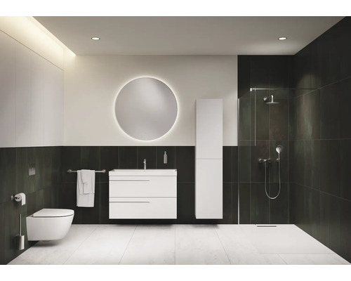 Salle de bains moderne avec toilettes, lavabo, miroir et douche