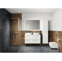 Salle de bains lumineuse avec douche, double vasque, miroir, toilettes et meubles de salle de bains