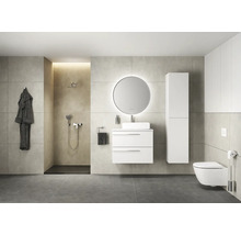 Salle de bain moderne avec douche, meuble-lavabo, miroir, armoire haute et toilettes.