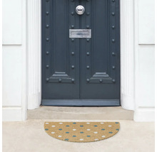 Halbrunde Fussmatte vor einer Haustür mit Punktmuster