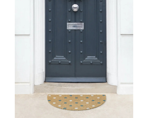 Halbrunde Fussmatte vor einer Haustür mit Punktmuster