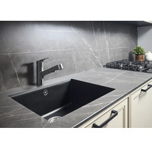 Küchenspüle mit Armatur in moderner Küche