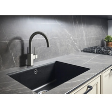 Évier de cuisine avec robinetterie dans un environnement de cuisine moderne