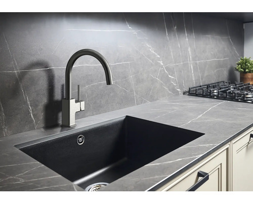 Évier de cuisine avec robinetterie dans un environnement de cuisine moderne