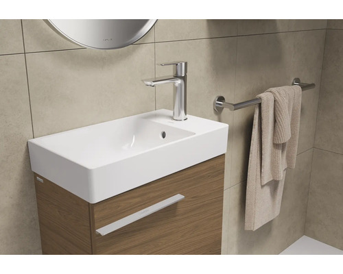 Lavabo avec robinetterie et porte-serviettes dans la salle de bain