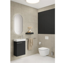 Salle de bain moderne avec lavabo, miroir, toilettes et étagère