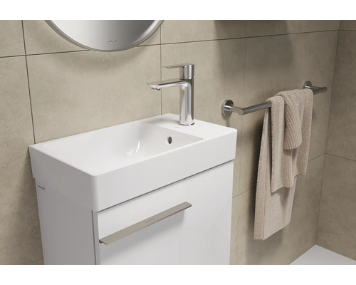 Meuble-lavabo avec robinet et porte-serviettes dans la salle de bains