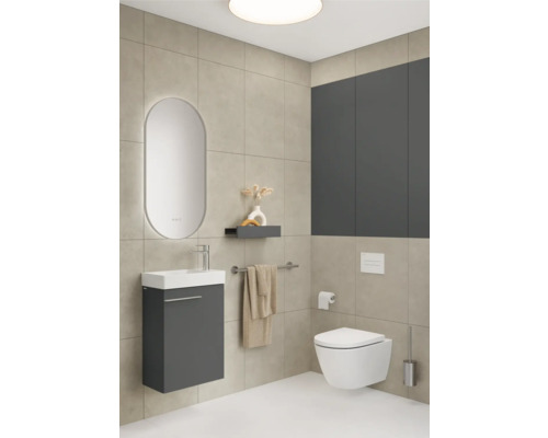 Salle de bain moderne avec lavabo, miroir, toilettes et carrelage